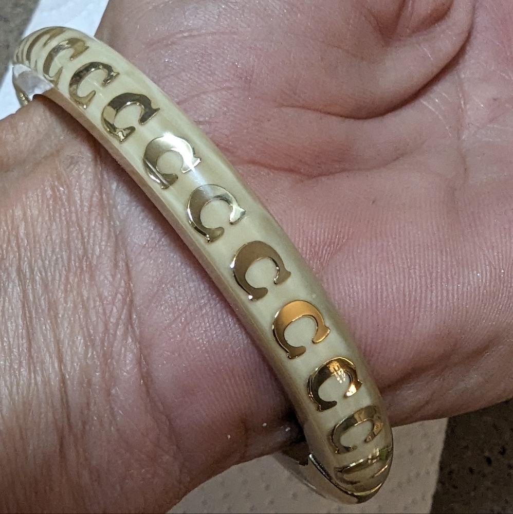 NWT LUCITE CREAM & GOLD COACH BRACELET
ABSOLUTELY SEXY IN SEE THRU - Picture 4 of 11